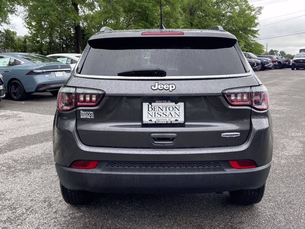 2021 Granite Crystal Metallic Clearcoat Jeep Compass Latitude FWD SUV