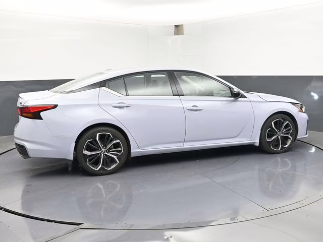 2023 Gray Sky Pearl Nissan Altima 2.5 SR FWD Sedan