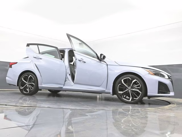 2023 Gray Sky Pearl Nissan Altima 2.5 SR FWD Sedan