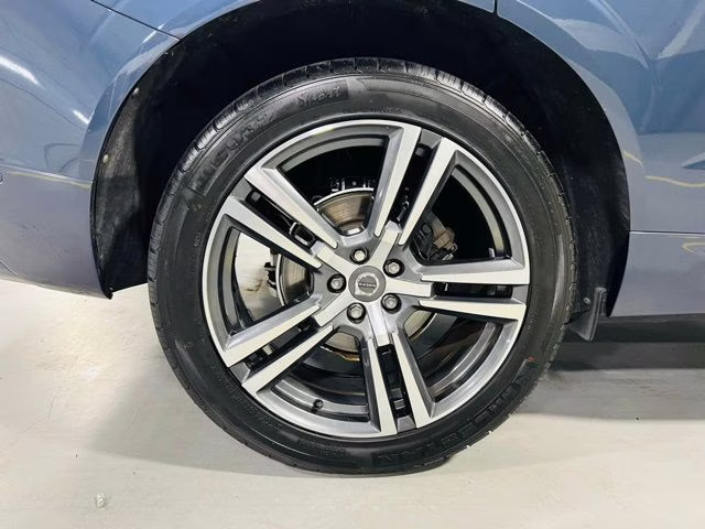 2019 Denim Blue Metallic Volvo XC60 T5 Momentum FWD SUV