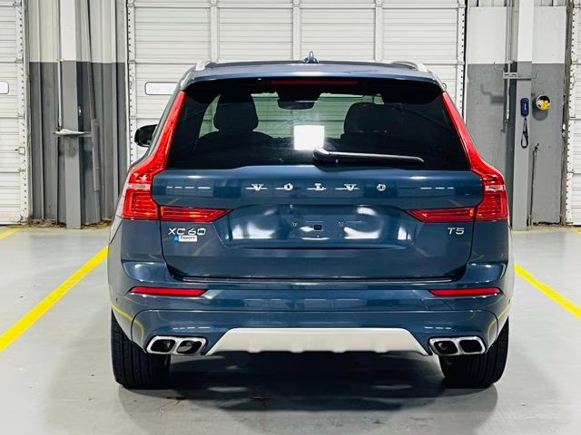 2019 Denim Blue Metallic Volvo XC60 T5 Momentum FWD SUV