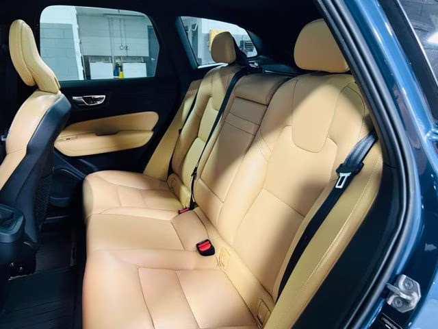 2019 Denim Blue Metallic Volvo XC60 T5 Momentum FWD SUV