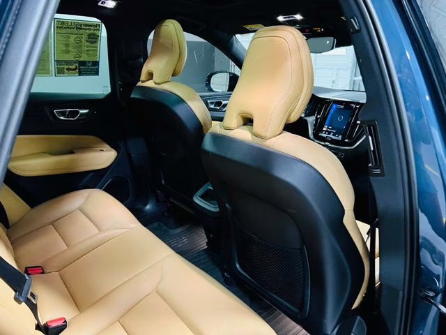2019 Denim Blue Metallic Volvo XC60 T5 Momentum FWD SUV