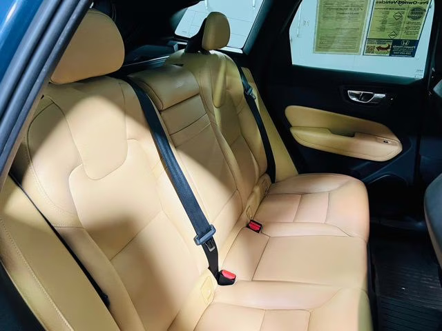2019 Denim Blue Metallic Volvo XC60 T5 Momentum FWD SUV