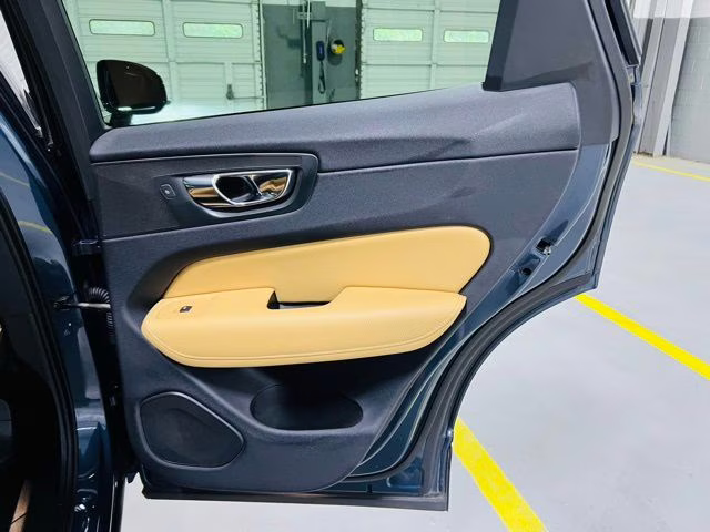 2019 Denim Blue Metallic Volvo XC60 T5 Momentum FWD SUV