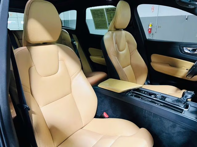 2019 Denim Blue Metallic Volvo XC60 T5 Momentum FWD SUV