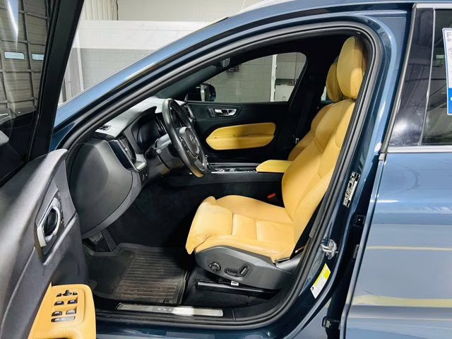 2019 Denim Blue Metallic Volvo XC60 T5 Momentum FWD SUV