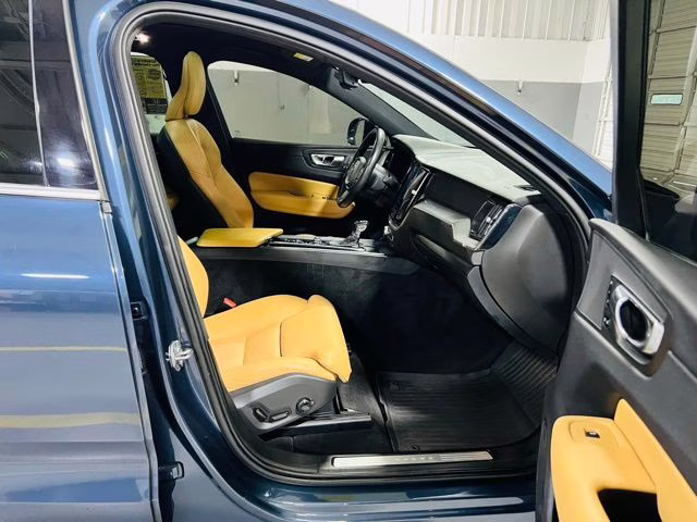 2019 Denim Blue Metallic Volvo XC60 T5 Momentum FWD SUV