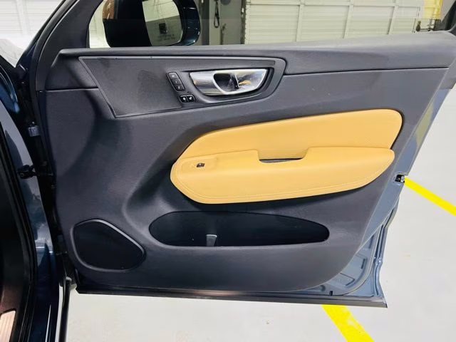 2019 Denim Blue Metallic Volvo XC60 T5 Momentum FWD SUV
