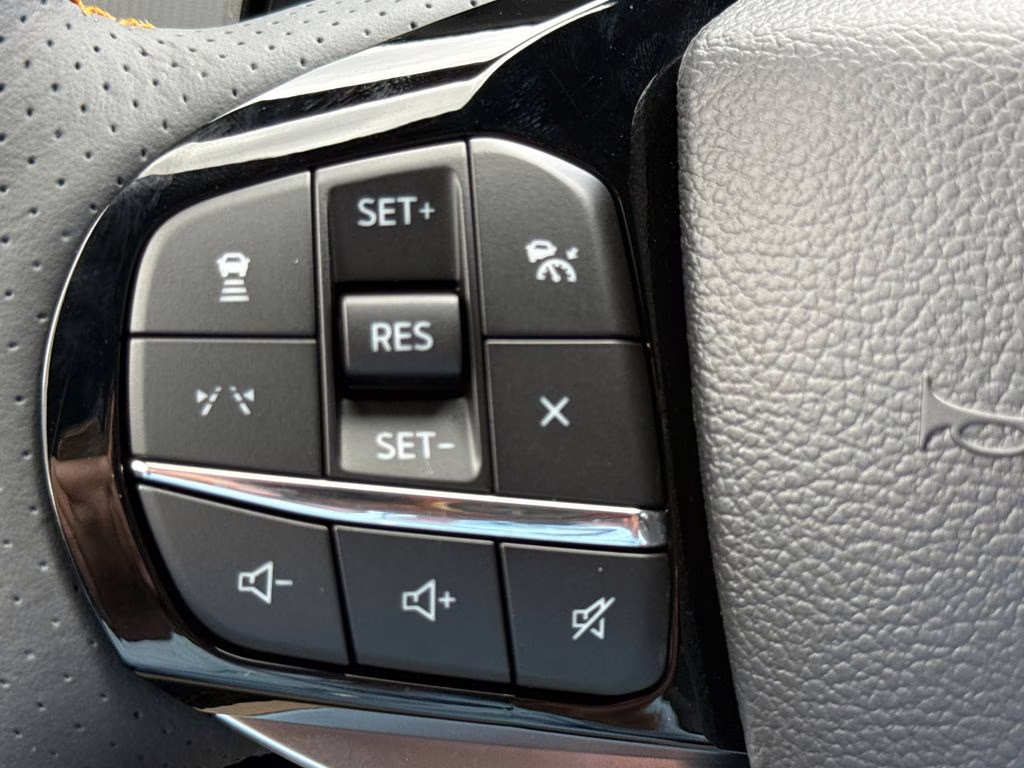 2026 Star White Metallic Tri-Coat Ford Explorer Tremor 4X4 SUV