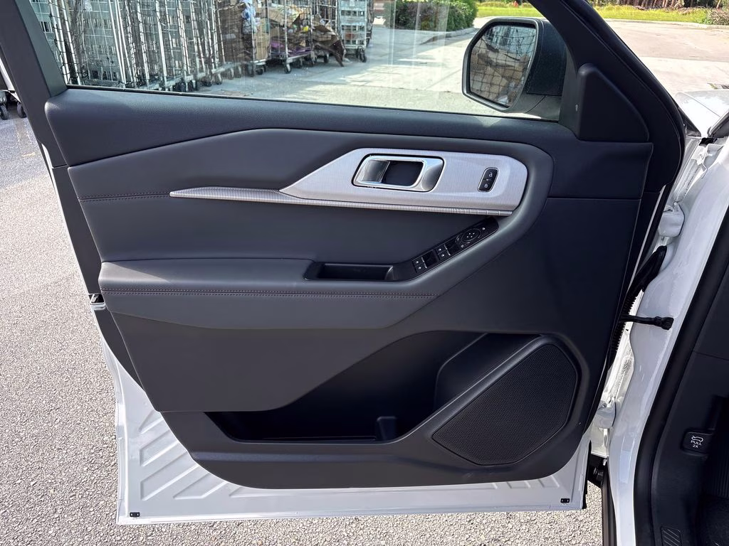 2026 Star White Metallic Tri-Coat Ford Explorer Active RWD SUV