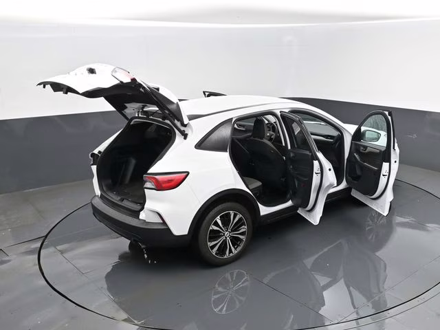 2022 Oxford White Ford Escape SE AWD SUV