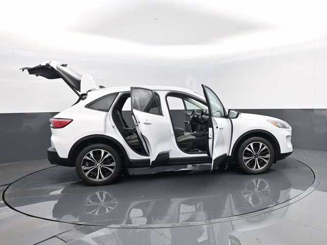 2022 Oxford White Ford Escape SE AWD SUV