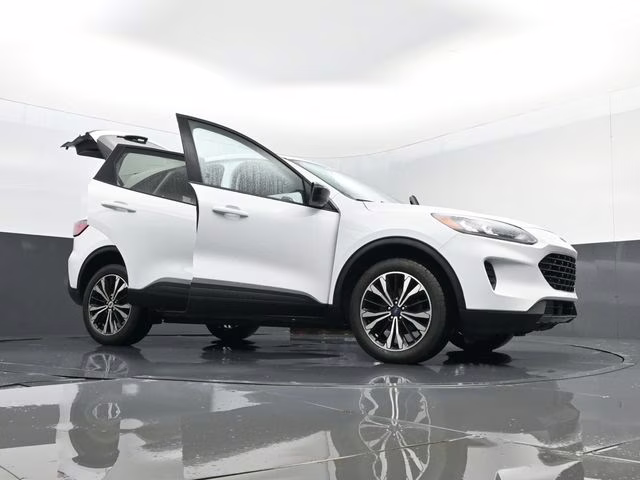 2022 Oxford White Ford Escape SE AWD SUV