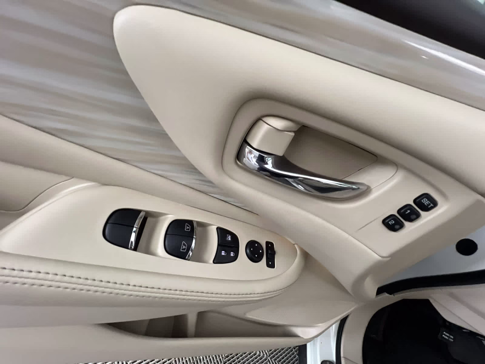 2018 Pearl White Nissan Murano Platinum FWD SUV