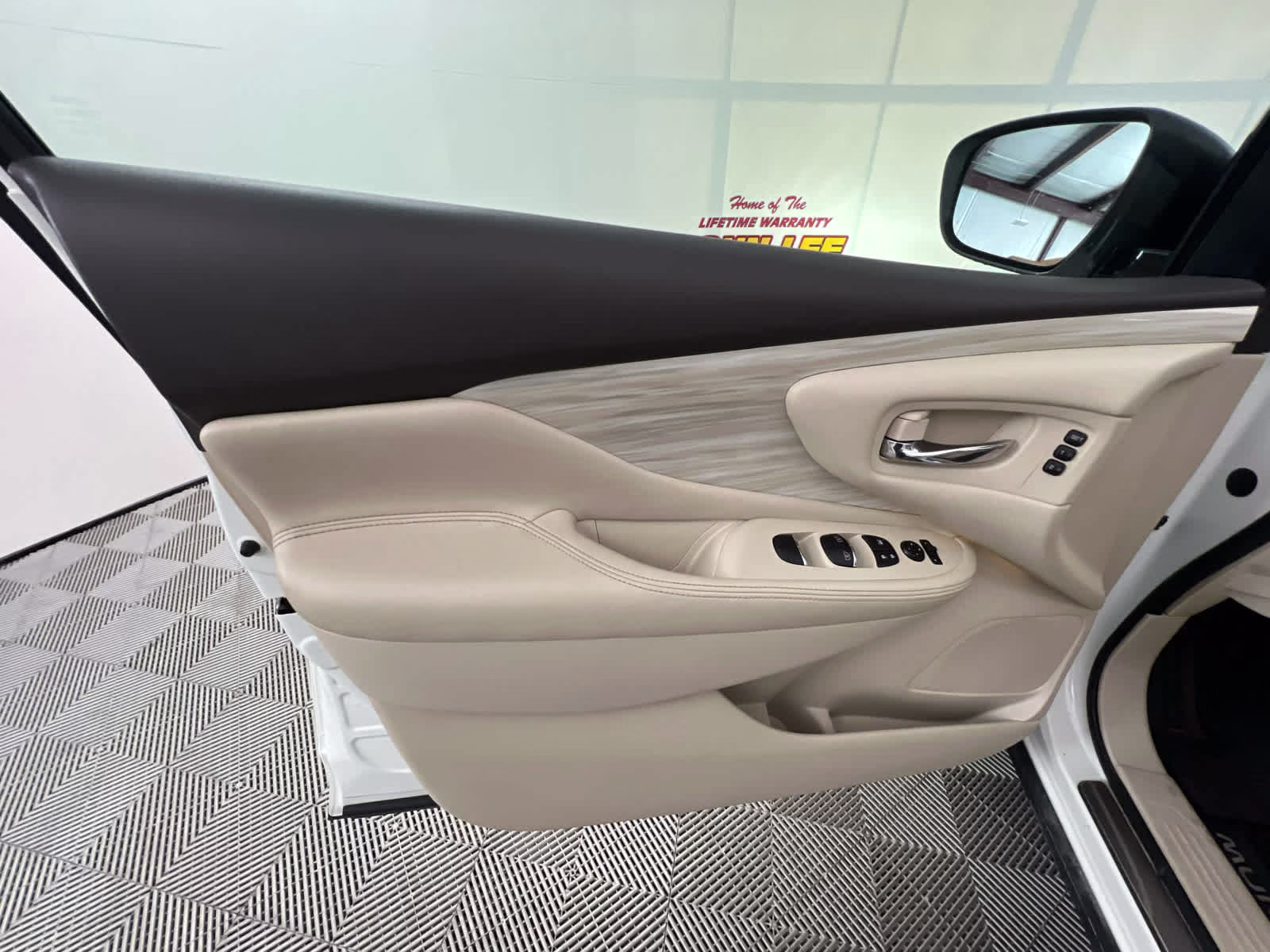 2018 Pearl White Nissan Murano Platinum FWD SUV