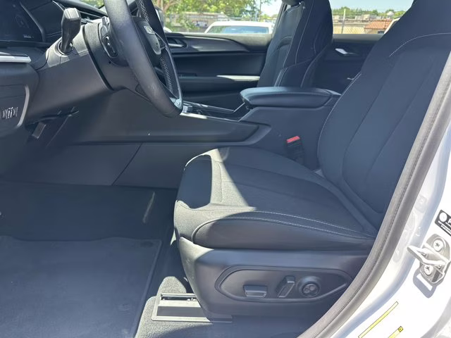 2024 Bright White Clearcoat Jeep Grand Cherokee Laredo RWD SUV