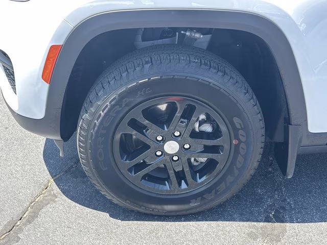 2024 Bright White Clearcoat Jeep Grand Cherokee Laredo RWD SUV