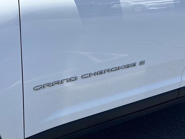 2024 Bright White Clearcoat Jeep Grand Cherokee Laredo RWD SUV