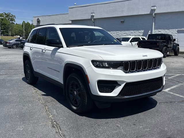 2024 Bright White Clearcoat Jeep Grand Cherokee Laredo RWD SUV