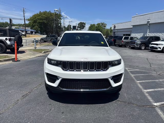 2024 Bright White Clearcoat Jeep Grand Cherokee Laredo RWD SUV