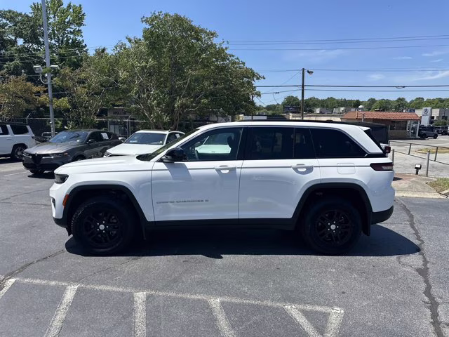 2024 Bright White Clearcoat Jeep Grand Cherokee Laredo RWD SUV