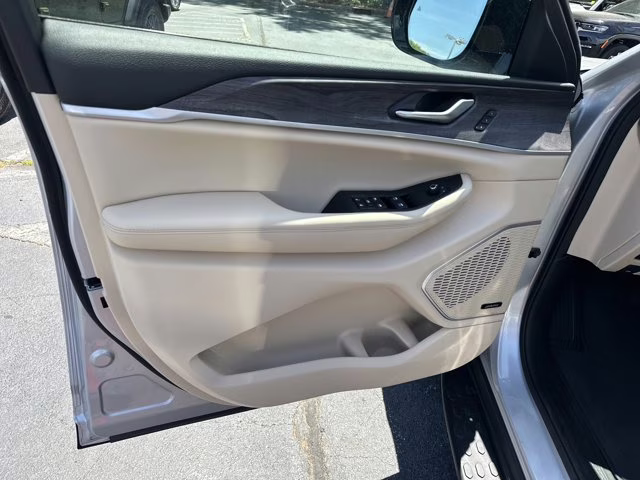 2025 Silver Zynith Jeep Grand Cherokee L Limited 4X4 SUV