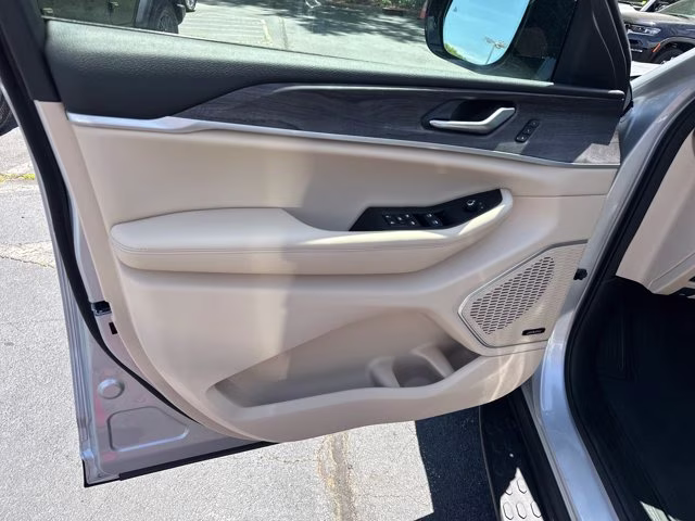 2025 Silver Zynith Jeep Grand Cherokee L Limited 4X4 SUV