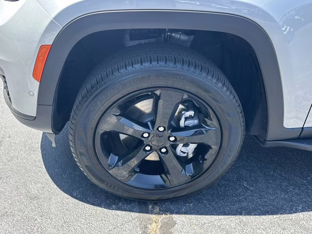 2025 Silver Zynith Jeep Grand Cherokee L Limited 4X4 SUV