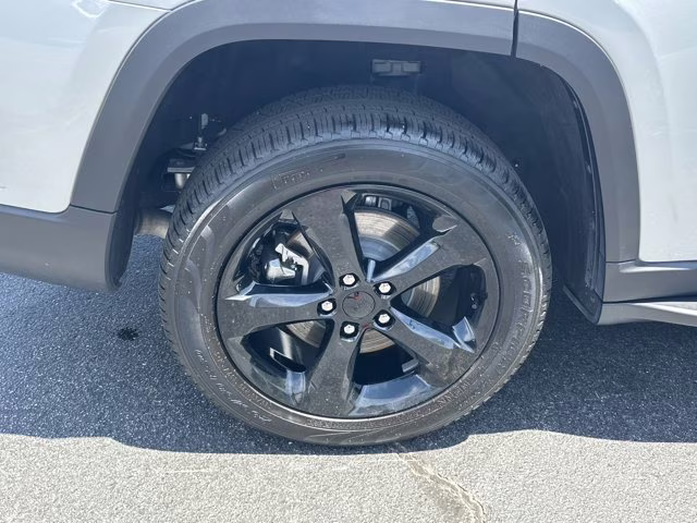2025 Silver Zynith Jeep Grand Cherokee L Limited 4X4 SUV