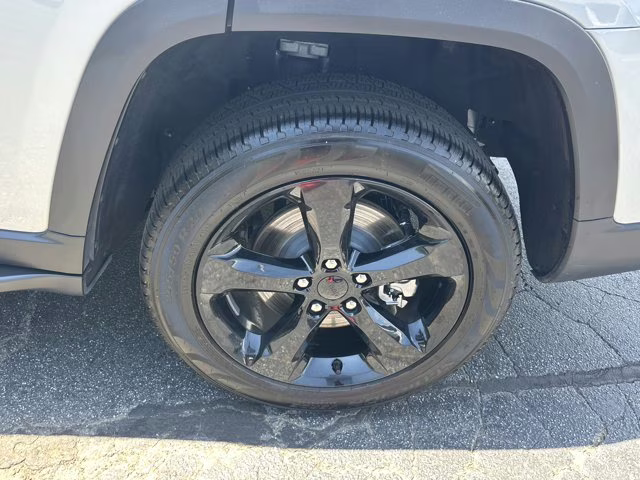 2025 Silver Zynith Jeep Grand Cherokee L Limited 4X4 SUV