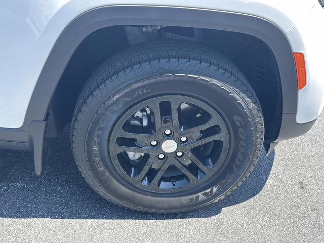 2024 Bright White Clearcoat Jeep Grand Cherokee Laredo RWD SUV