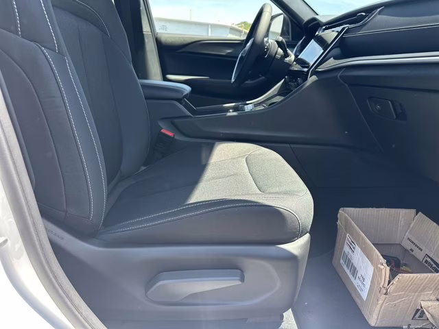2024 Bright White Clearcoat Jeep Grand Cherokee Laredo RWD SUV