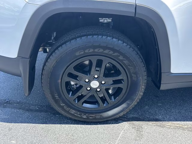 2024 Bright White Clearcoat Jeep Grand Cherokee Laredo RWD SUV