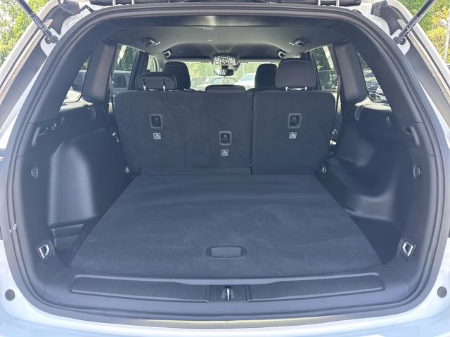 2024 Bright White Clearcoat Jeep Grand Cherokee Laredo RWD SUV
