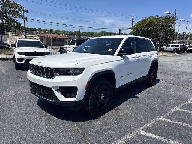 2024 Bright White Clearcoat Jeep Grand Cherokee Laredo RWD SUV