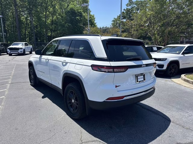 2024 Bright White Clearcoat Jeep Grand Cherokee Laredo RWD SUV