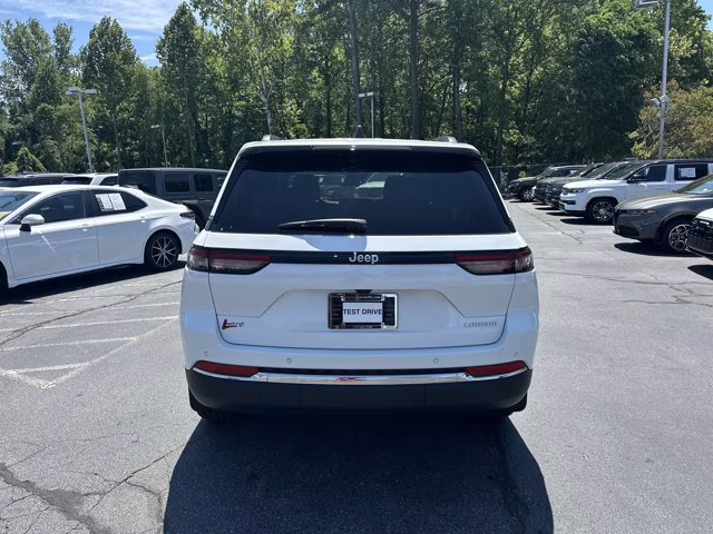 2024 Bright White Clearcoat Jeep Grand Cherokee Laredo RWD SUV