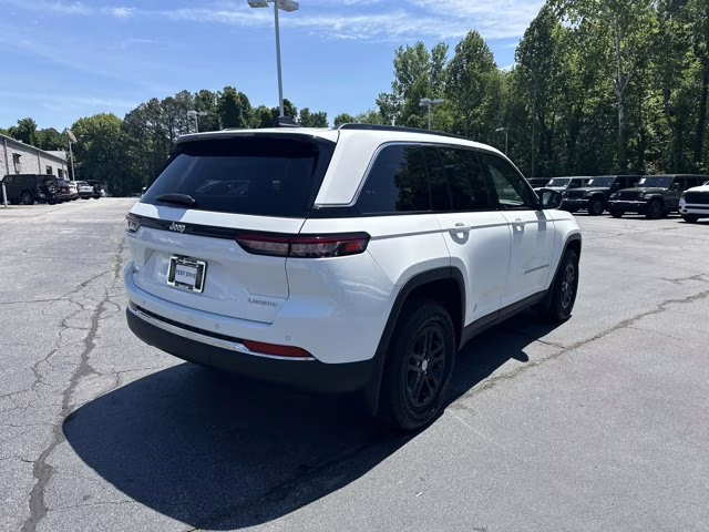 2024 Bright White Clearcoat Jeep Grand Cherokee Laredo RWD SUV