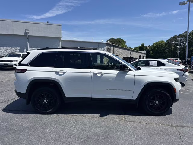 2024 Bright White Clearcoat Jeep Grand Cherokee Laredo RWD SUV