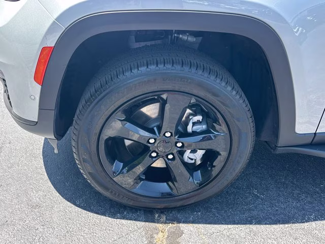 2025 Silver Zynith Jeep Grand Cherokee L Limited 4X4 SUV