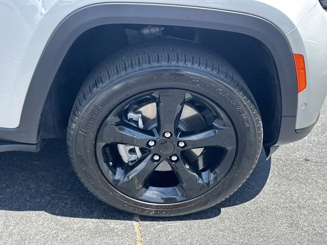 2025 Silver Zynith Jeep Grand Cherokee L Limited 4X4 SUV