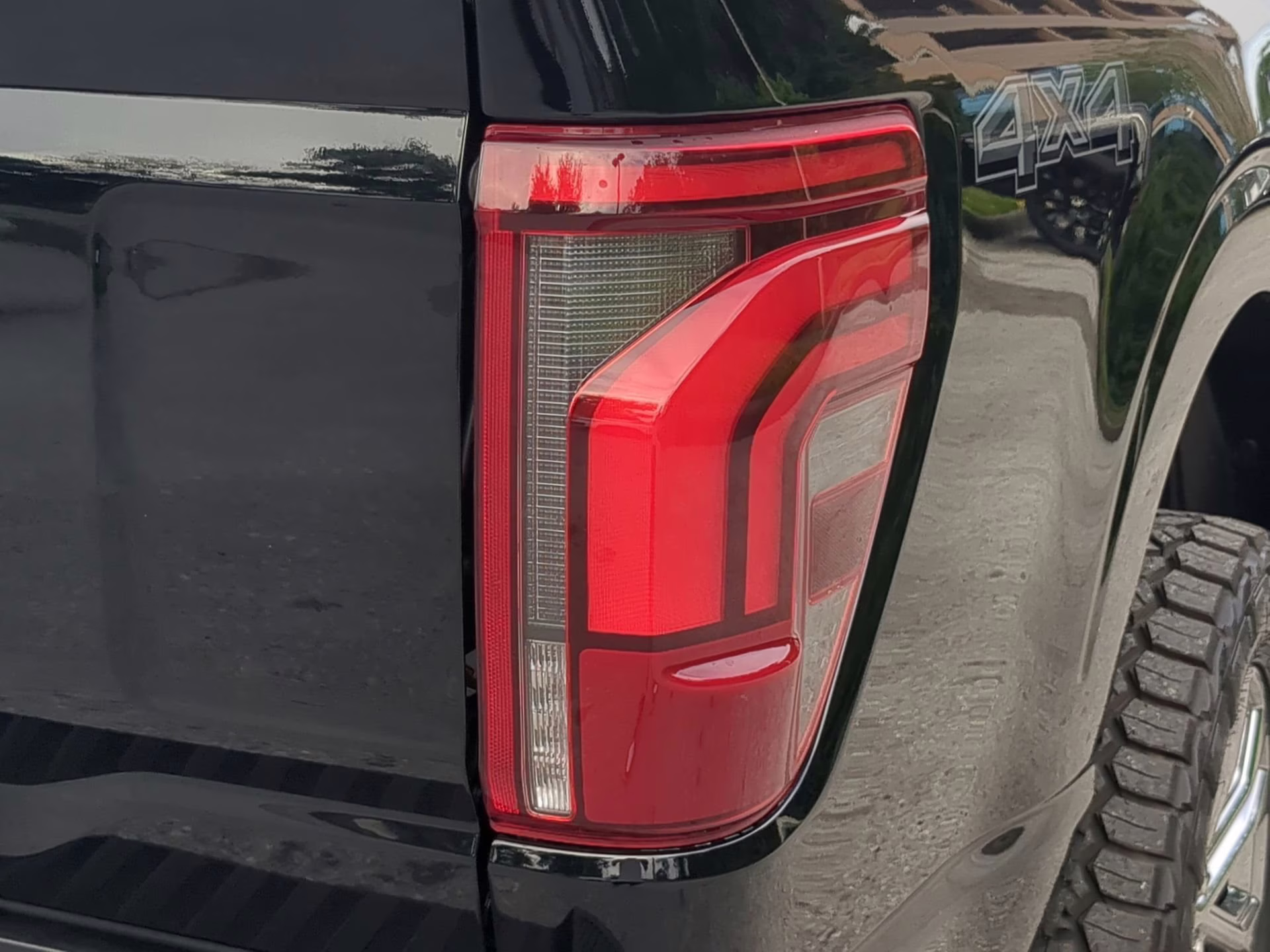 2025 Agate Black Metallic Ford F-150 LARIAT Crew Cab Pickup 4X4 Truck
