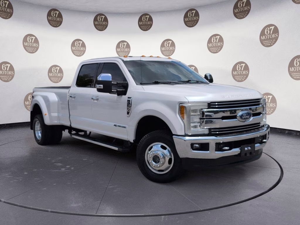 2018 White Platinum Clearcoat Metallic Ford Super Duty F-350 DRW Lariat 4X4 Truck