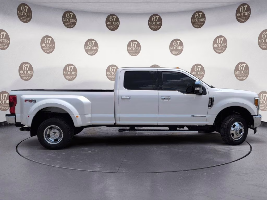 2018 White Platinum Clearcoat Metallic Ford Super Duty F-350 DRW Lariat 4X4 Truck