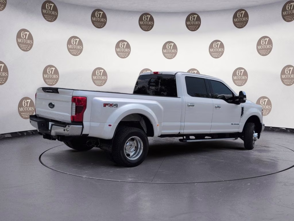 2018 White Platinum Clearcoat Metallic Ford Super Duty F-350 DRW Lariat 4X4 Truck