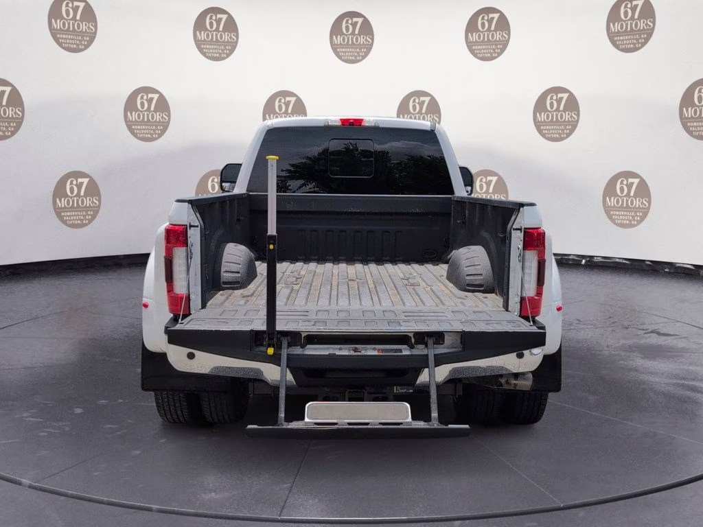 2018 White Platinum Clearcoat Metallic Ford Super Duty F-350 DRW Lariat 4X4 Truck