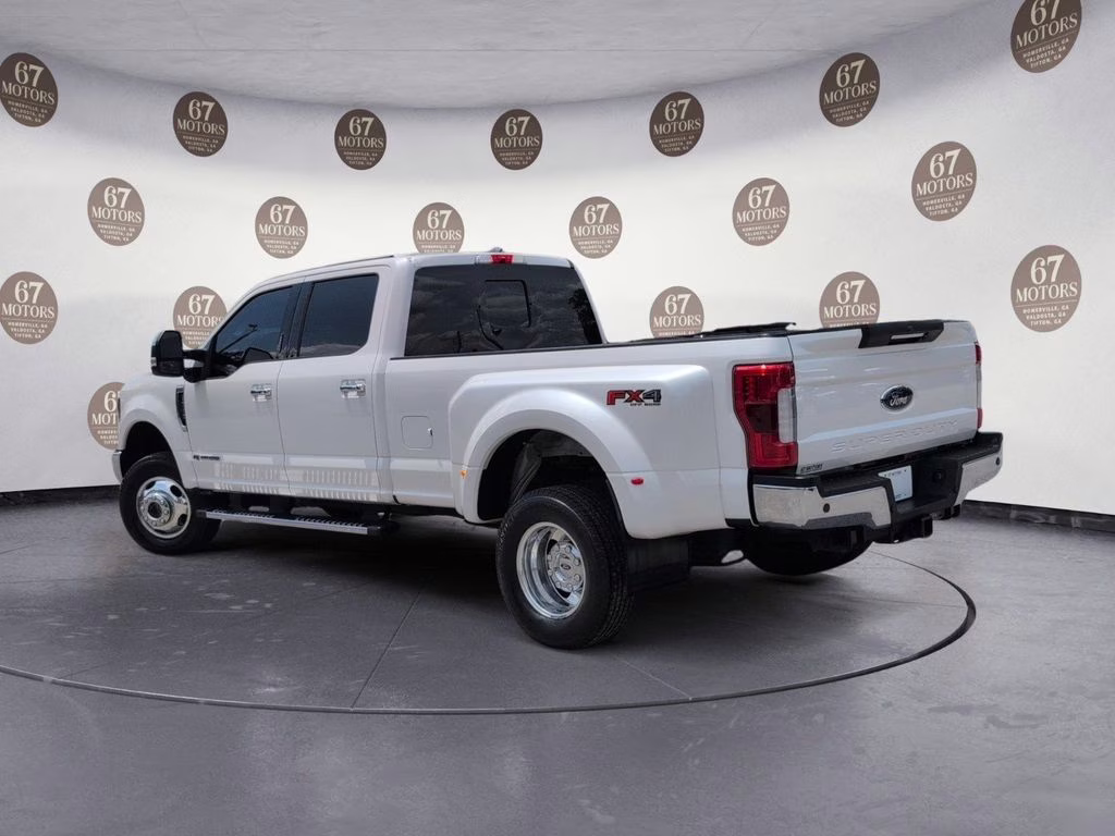 2018 White Platinum Clearcoat Metallic Ford Super Duty F-350 DRW Lariat 4X4 Truck