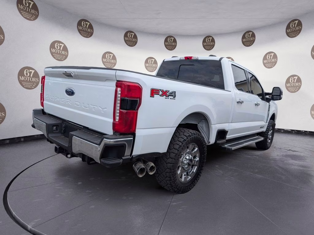 2023 Oxford White Ford Super Duty F-250 SRW Lariat 4X4 Truck