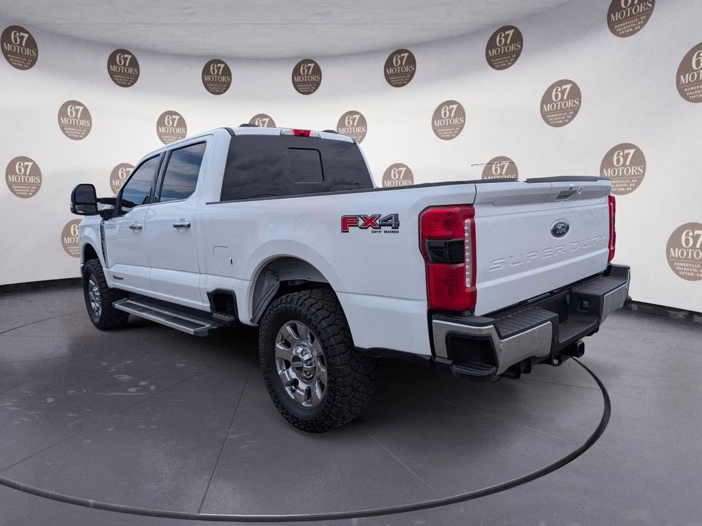 2023 Oxford White Ford Super Duty F-250 SRW Lariat 4X4 Truck